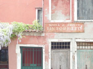 A sign points visitors toward the atelier of the famous Venetian painter Tintoretto.